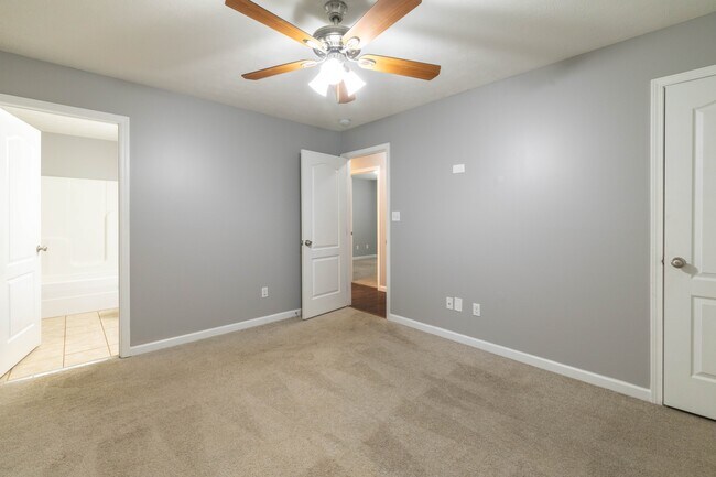 Building Photo - 2013 Paris Rd