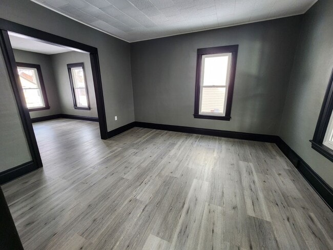 Building Photo - 3 Bedroom/ 1 Bathroom Single Family Home!