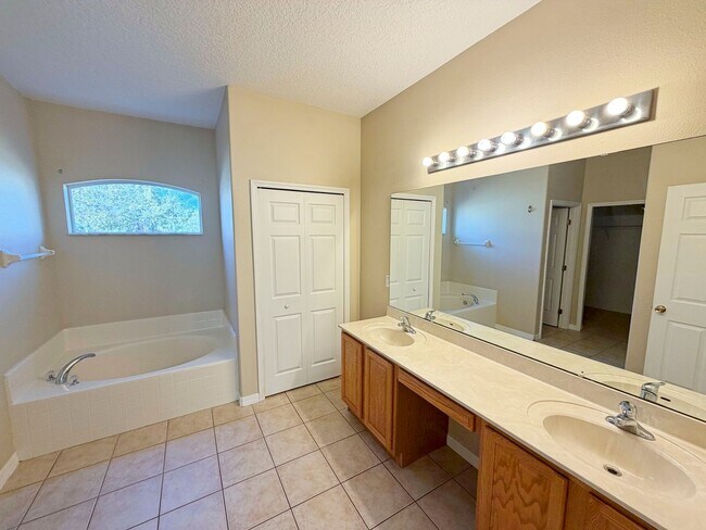 Building Photo - 72 Bickford Dr