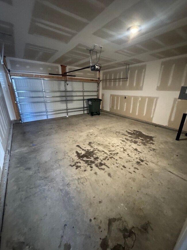 Building Photo - Beautiful 3BR 2.5 Townhouse w/ 2-Car Garage •  EV Plug • Quartz Island • End Unit in Charlotte