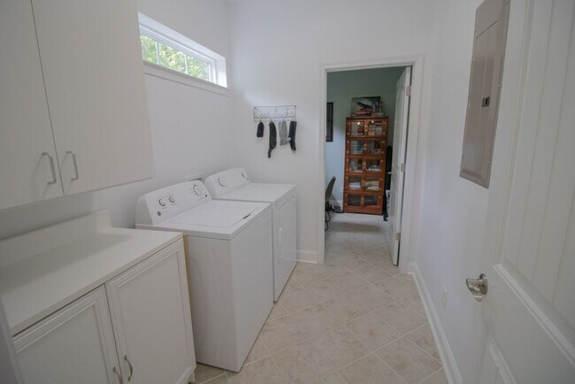 Building Photo - 4 Gresham Ln