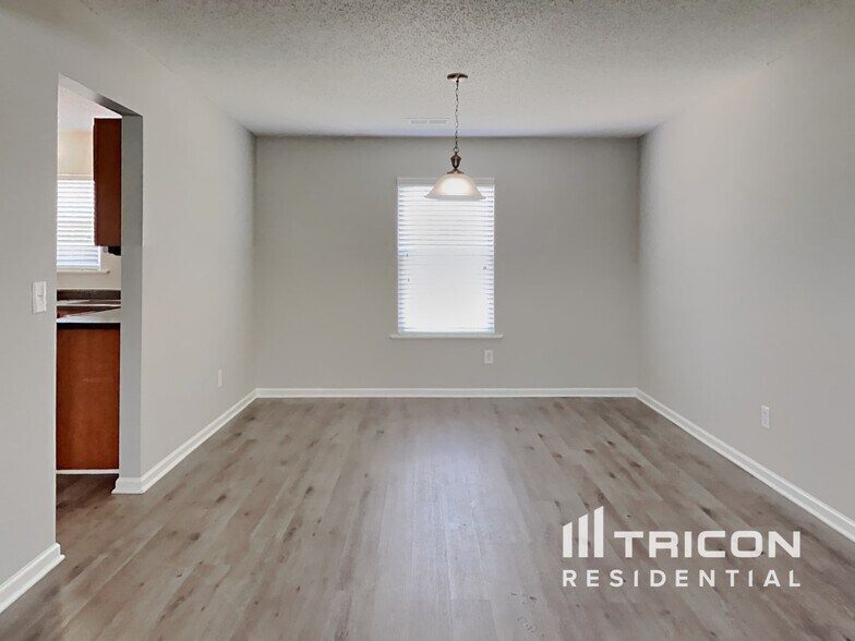 Building Photo - 142 Quiet Grove Dr