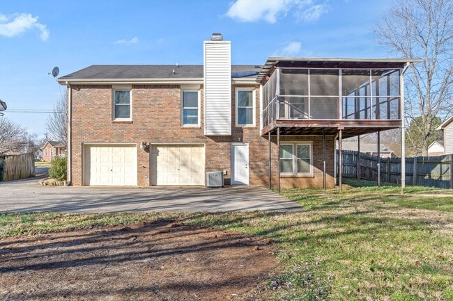 Building Photo - Quiet home near Fort Campbell- Waiting for you to call home