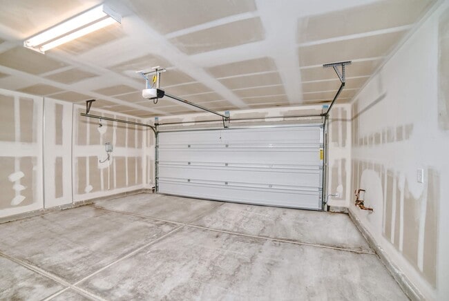 Building Photo - MOVE-IN READY! AMAZING 2023 3-BEDS 2.5 BAT...