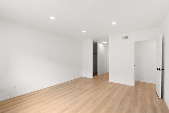 Building Photo - NEWLY RENOVATED South HB Gem!