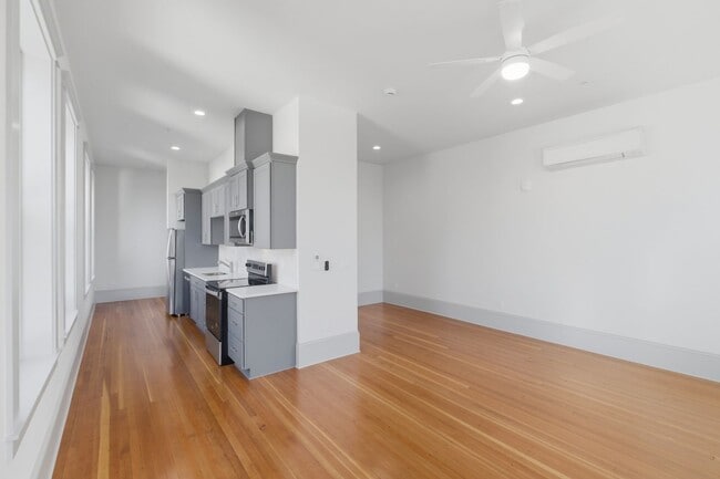 Building Photo - WINTER SPECIAL - NEWLY RENOVATED DOWNTOWN SALEM ONE BEDROOM