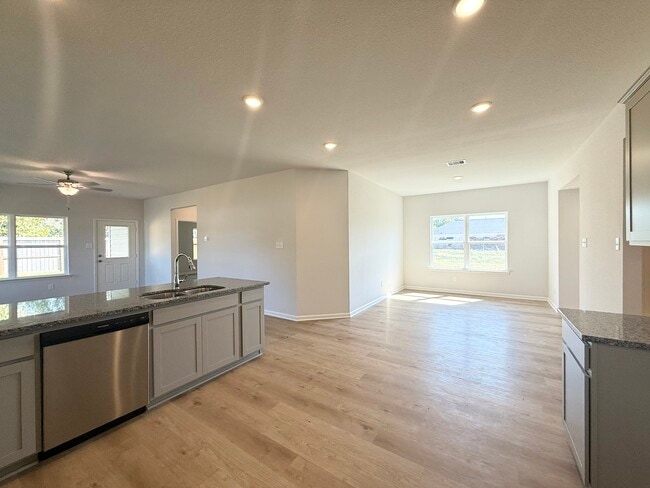 Building Photo - 15455 Foresail Ln