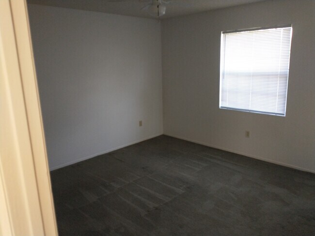 Building Photo - 1274 Schumann Dr