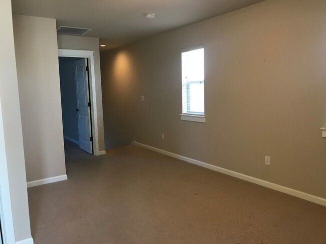Building Photo - Beautiful NE Bend home, includes office an...