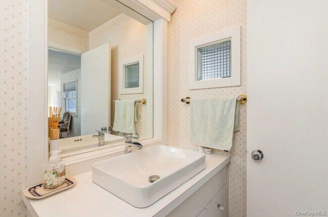 Building Photo - 582 Hayground Rd