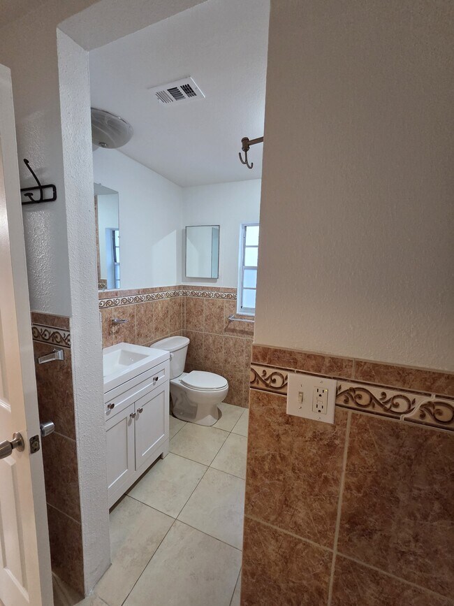 Building Photo - 606 Lakespur Ln