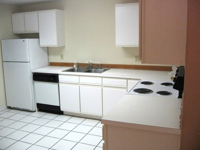 Building Photo - Two Bedroom One Bathroom Duplex For Rent i...