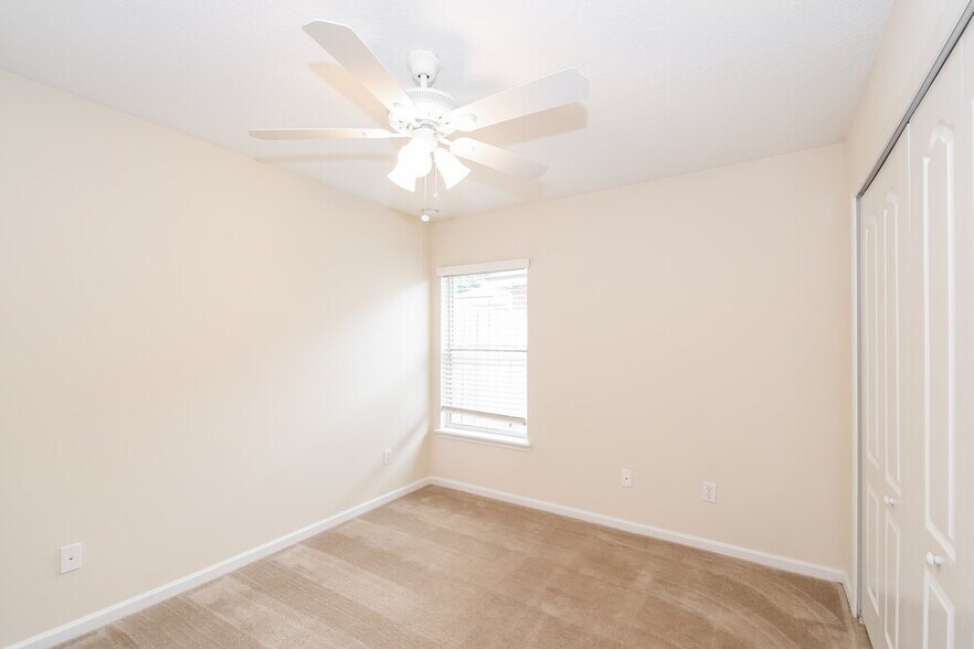Building Photo - 12100 Hayden Lakes Cir