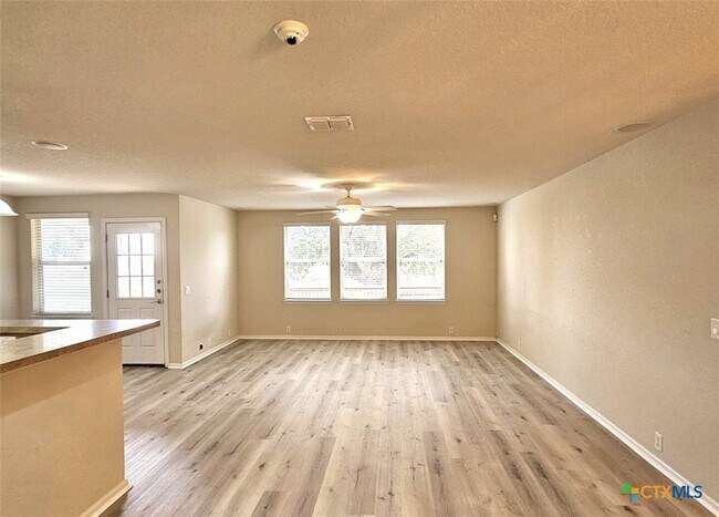 Building Photo - 5509 Columbia Dr