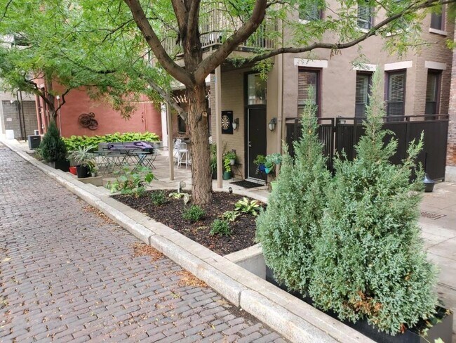 Building Photo - 1407 Vine St