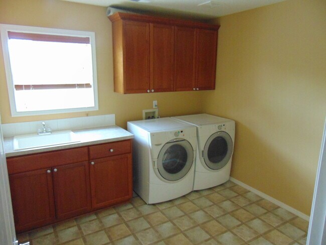 Building Photo - Beautiful 5 + bedroom home - In much desir...
