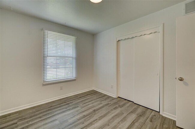 Building Photo - 817 Stahl Dr