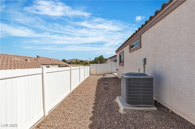 Building Photo - 7820 Milkweed Ct