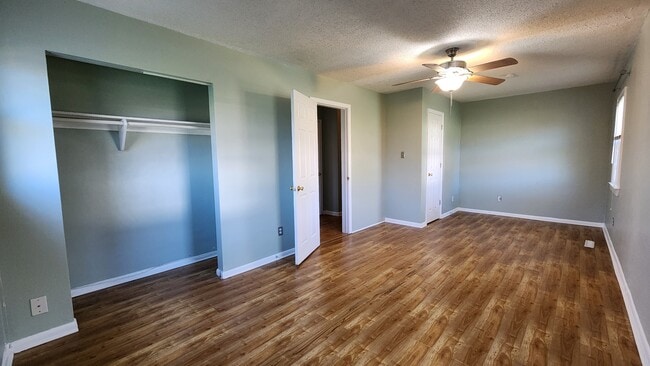 Building Photo - 924 Carriage Hill Rd