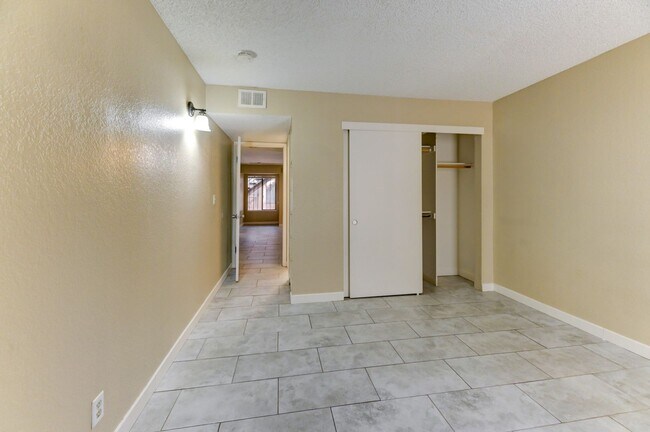 Building Photo - 2125 Sun Ave