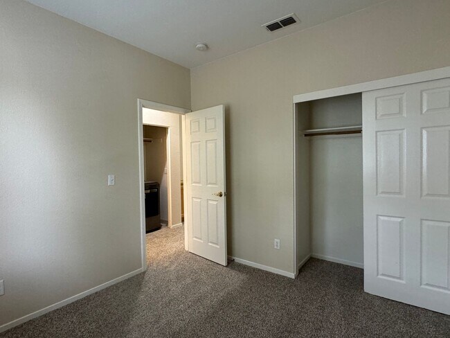 Building Photo - Roseville home available Nov 15th. -artifi...