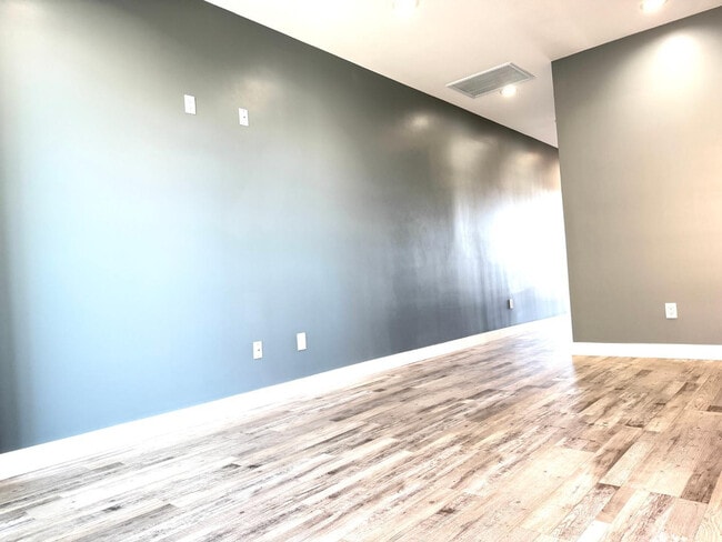 Building Photo - 1406 E Cinnabar Ave