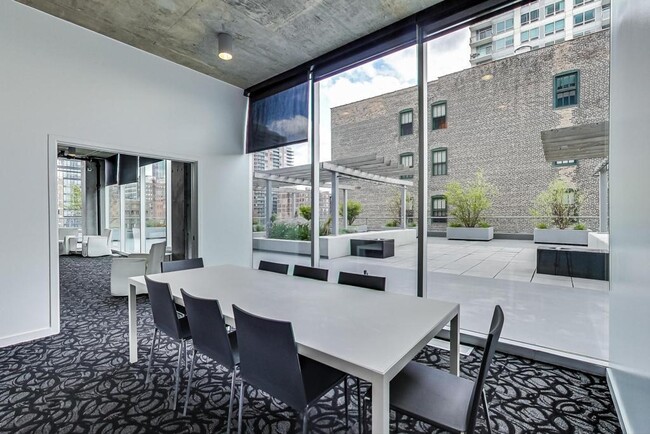 Building Photo - 611 S Wells St