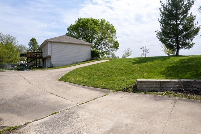 Building Photo - 1305 E Omaha Ct