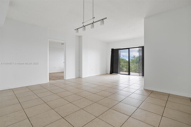 Building Photo - 9340 Fontainebleau Blvd