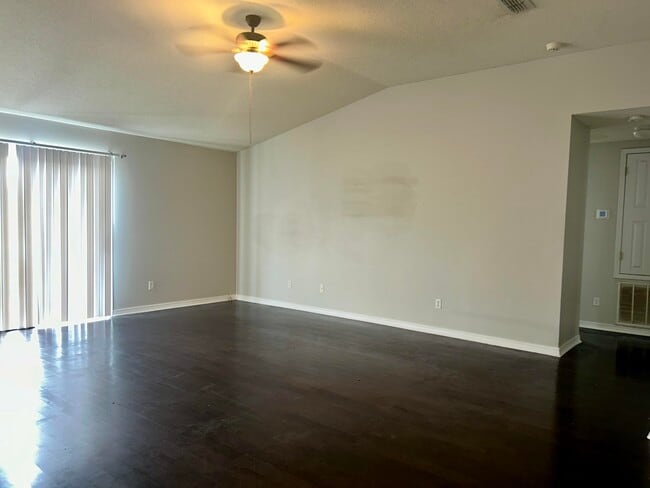 Building Photo - 218 Trish Dr