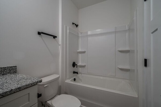 Building Photo - Your New Home Awaits in Hickory!