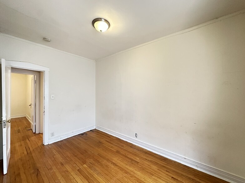 Building Photo - 824 W Waveland Ave