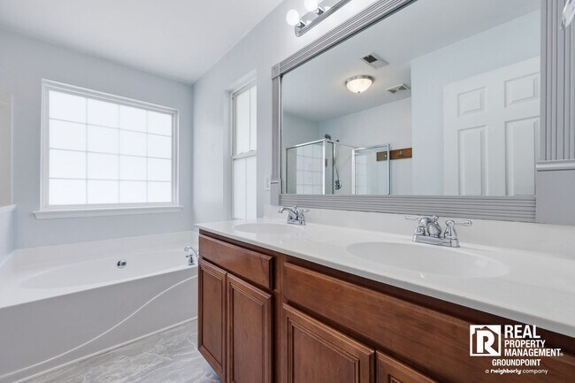 Building Photo - 4BR | 2.5BA | Balcony | Fenced Yard