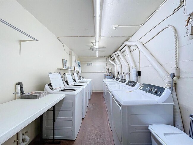 Building Photo - 4650 Cove Cir