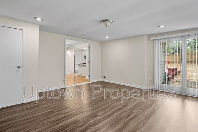 Building Photo - 9520 SW Cypress St