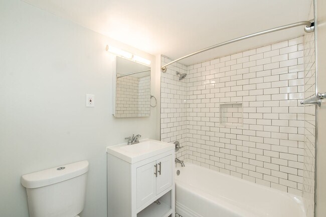 Building Photo - Spacious, Bright 1 Bed 1 Bath condo in prime location and close to Metro - All utilities included