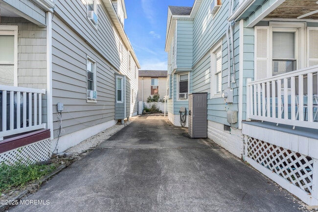 Building Photo - 6 Center St