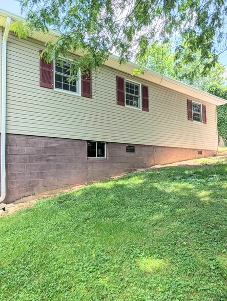 Building Photo - 358 Henson Ln