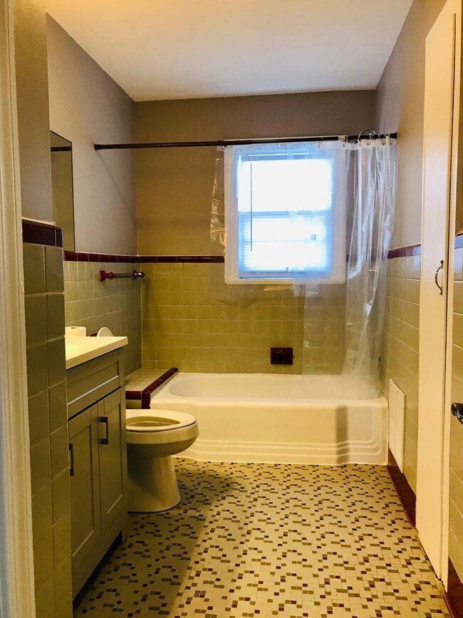 Building Photo - Rare Gem! Spacious and fantastic updated o...