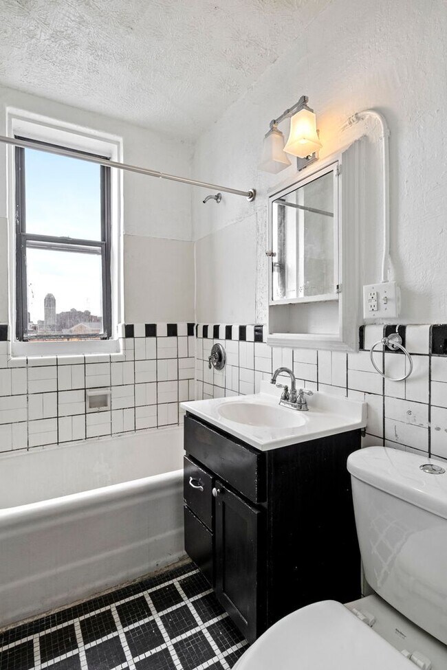 Building Photo - 28 E 16th St