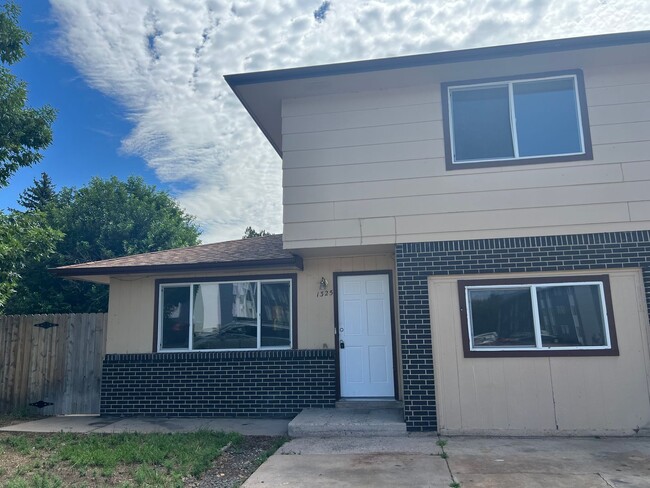 Building Photo - Newly Remodeled Duplex with 2 Large Fenced...