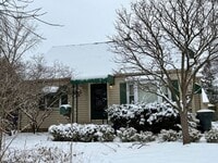 Building Photo - Beautiful 3 Bed, 2 Bath Cape Cod