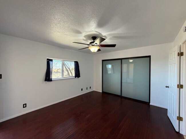 Building Photo - Cozy 2 Bedroom 2 Bathroom Home In 4 Hills!