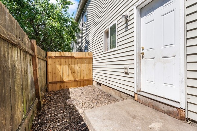 Building Photo - Spacious 2-Bedroom Townhome in SE Portland