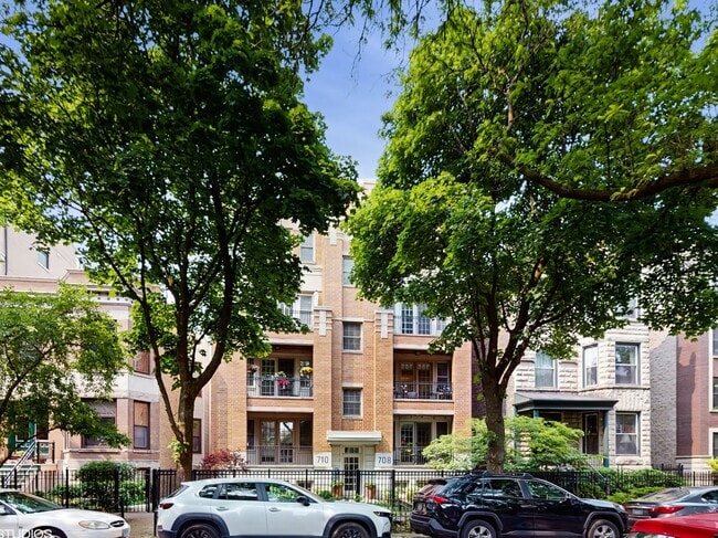 Primary Photo - 708 W Aldine Ave