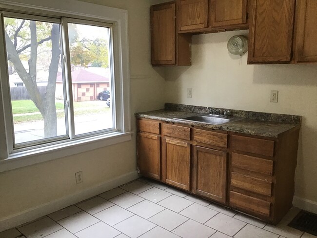 Building Photo - Roomy 3 Bedroom Single Family Home ( Frank...