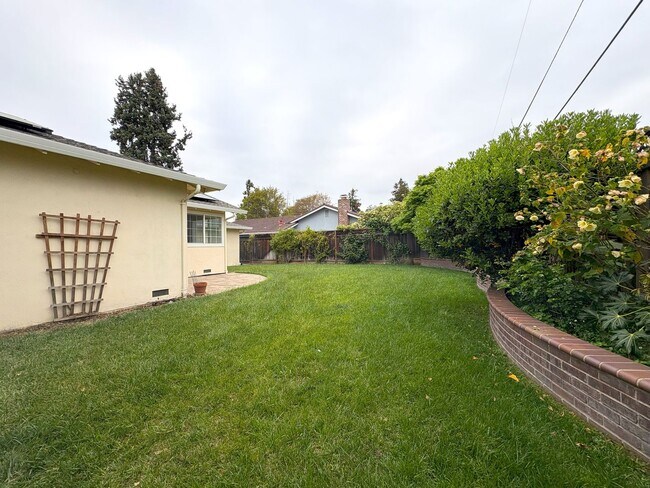 Building Photo - Beautifully Updated 4-Bedroom Home in Prime Mountain View Location!