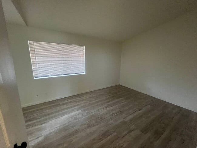 Building Photo - 402 Oakwood Ct