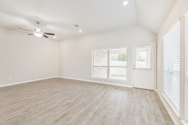 Building Photo - 419 Lazy Ln