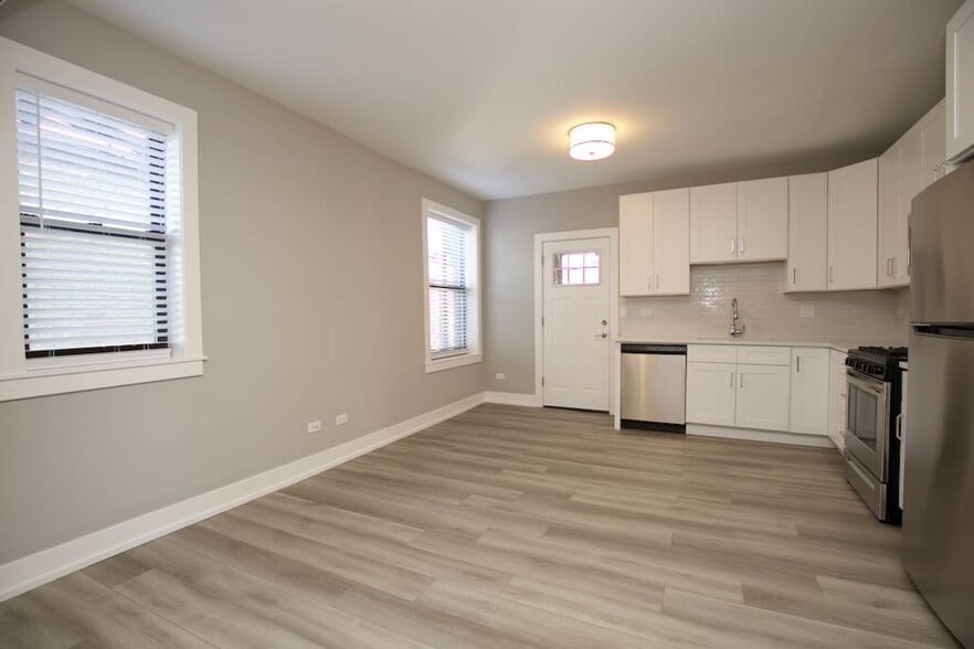 Building Photo - 3944 N Janssen Ave